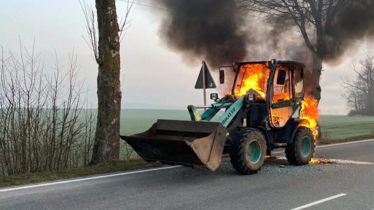 Radlader-Brand bei Warburg auf der L838