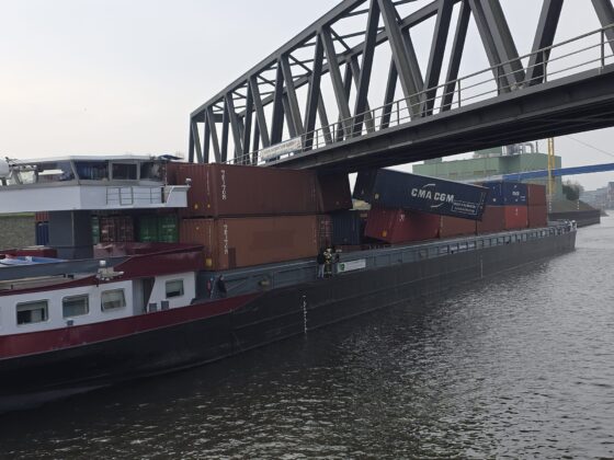 Kollision im Hafenbecken: Schiffsunfall im Neusser Hafen sorgt für Bergungseinsatz