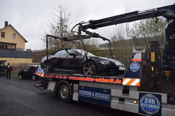 Illegales Rennen in Siegen: Polizei stellt BMW nach Flucht sicher