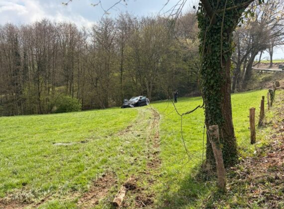Unfall in Hennef-Söven: Pkw rast 100 Meter über Wiese