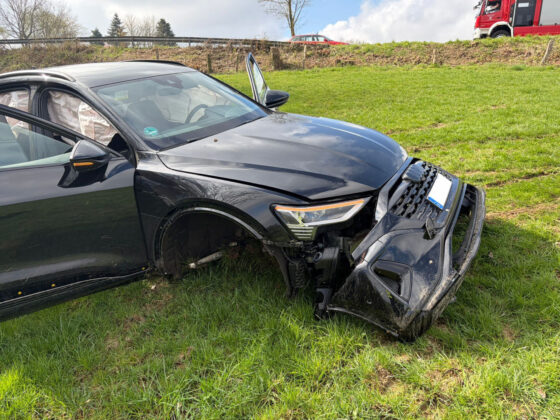 Unfall in Hennef-S&ouml;ven: Pkw rast 100 Meter &uuml;ber Wiese
