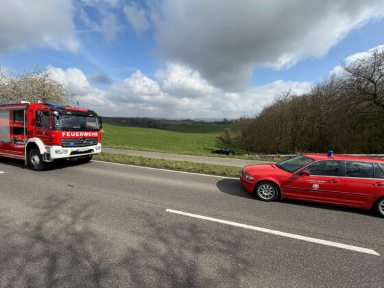 Unfall in Hennef-Söven: Pkw rast 100 Meter über Wiese