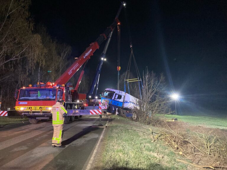 Unfall auf der B64 bei Höxter: Gefahrgutzug und Pkw im Graben