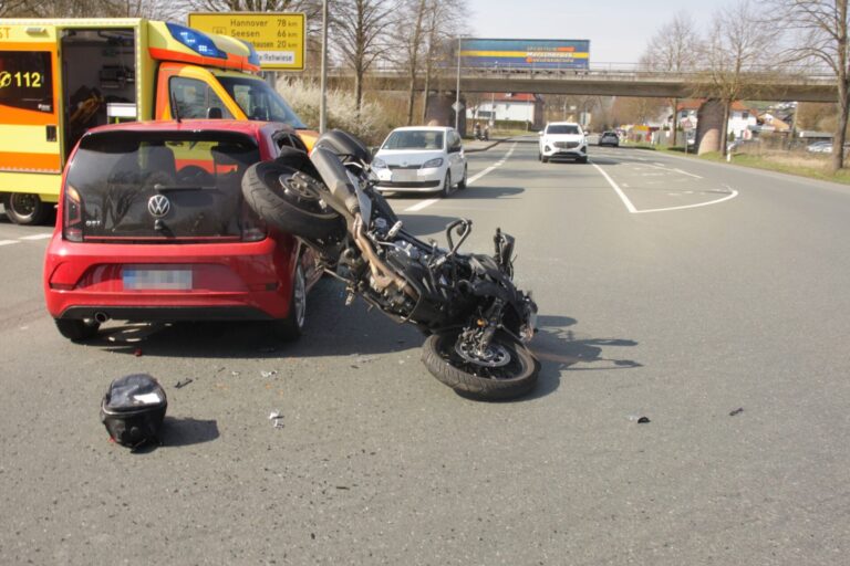 Schwerer Zusammenstoß auf der B83: Motorradunfall bei Höxter-Stahle fordert Hubschraubereinsatz