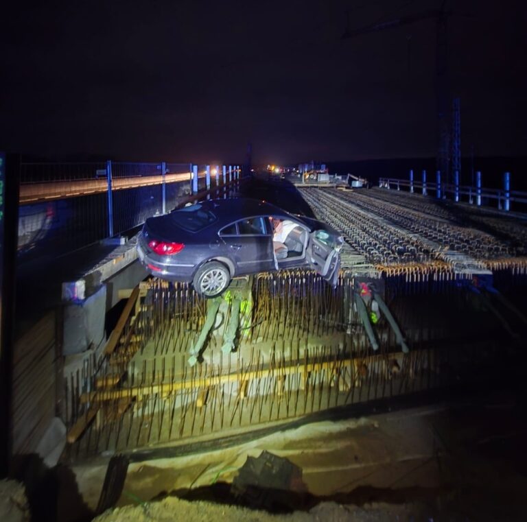 Unfall auf der A24 bei Wöbbelin: Pkw landet auf Brücken-Rohbau