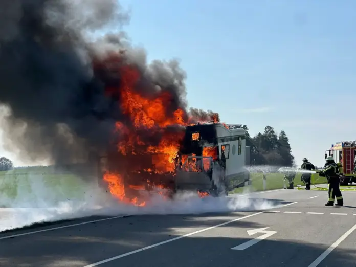Wohnmobilbrand auf der B30 bei Gaisbeuren