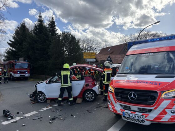 Unfall in Hemslingen an der Kreuzung: Feuerwehr muss Dach abtrennen