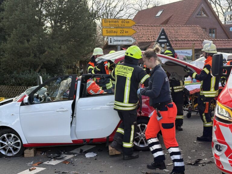 Unfall in Hemslingen an der Kreuzung: Feuerwehr muss Dach abtrennen