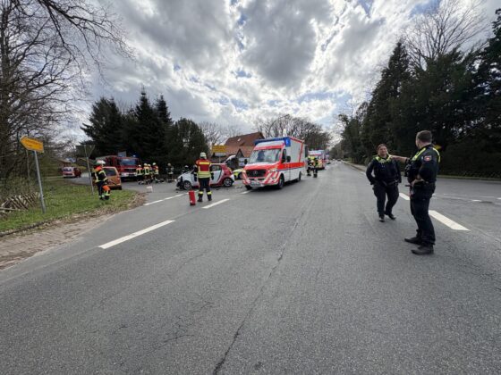 Unfall in Hemslingen an der Kreuzung: Feuerwehr muss Dach abtrennen