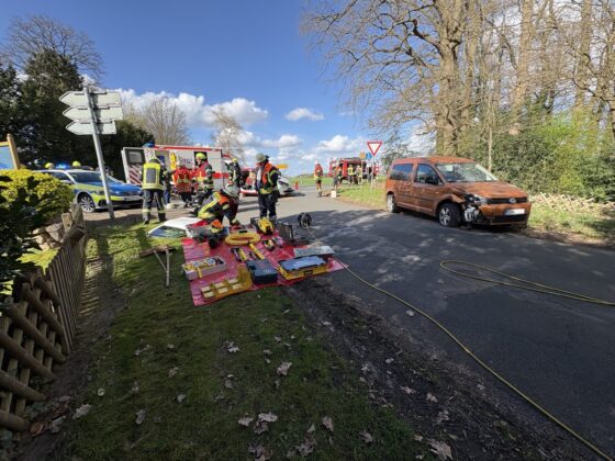 Unfall in Hemslingen an der Kreuzung: Feuerwehr muss Dach abtrennen
