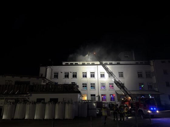 Großbrand in Stockach: Flammen in Geschäftsgebäude gelöscht