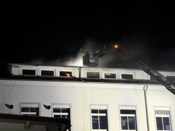 Großbrand in Stockach: Flammen in Geschäftsgebäude gelöscht