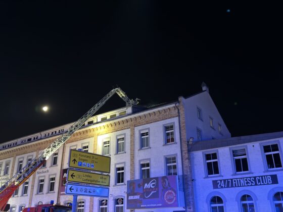 Großbrand in Stockach: Flammen in Geschäftsgebäude gelöscht