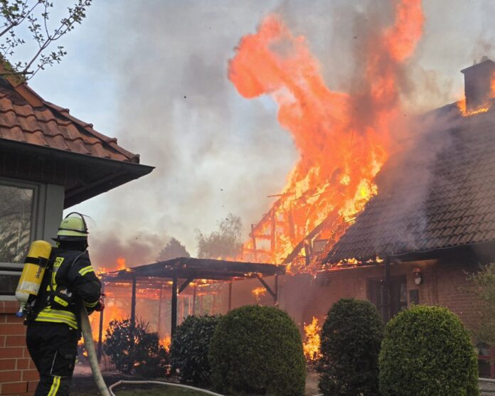 Gebäudebrand in Bostel: Einfamilienhaus nach Carport-Feuer zerstört