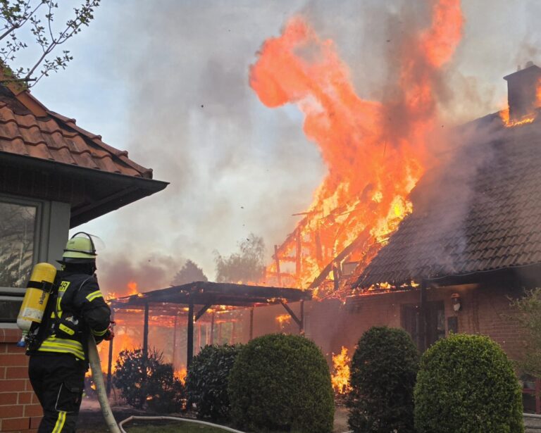 Gebäudebrand in Bostel: Einfamilienhaus nach Carport-Feuer zerstört