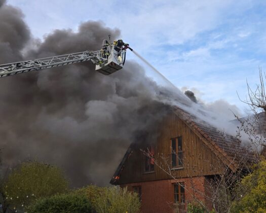 Gebäudebrand in Bostel: Einfamilienhaus nach Carport-Feuer zerstört