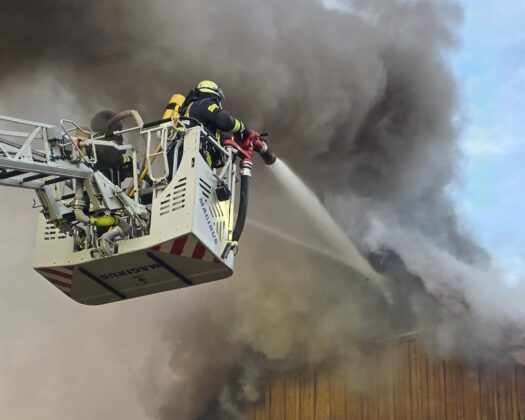 Gebäudebrand in Bostel: Einfamilienhaus nach Carport-Feuer zerstört