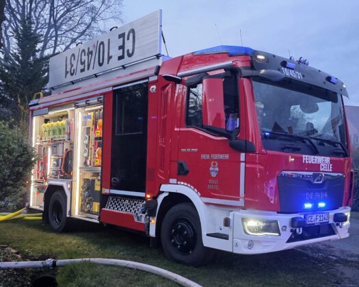 Gebäudebrand in Bostel: Einfamilienhaus nach Carport-Feuer zerstört