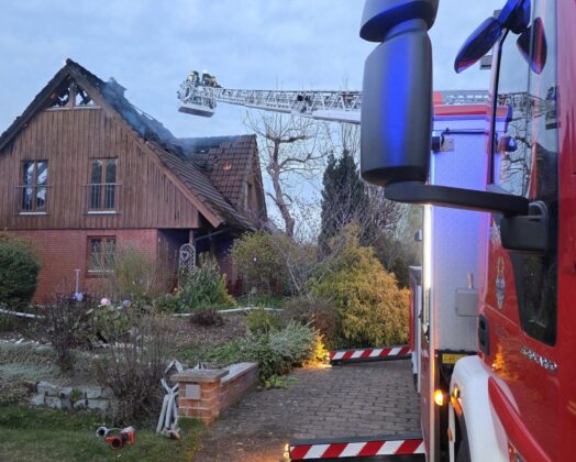 Gebäudebrand in Bostel: Einfamilienhaus nach Carport-Feuer zerstört