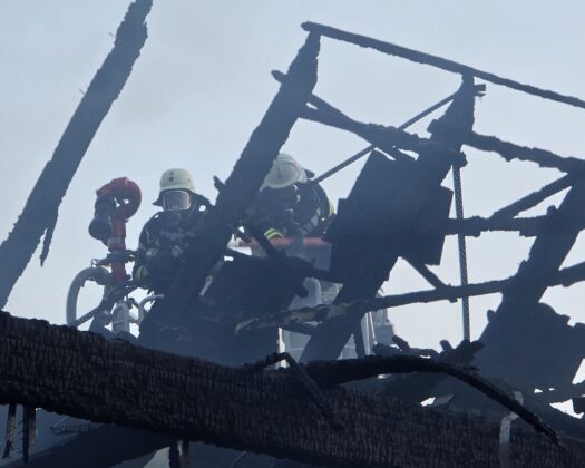 Gebäudebrand in Bostel: Einfamilienhaus nach Carport-Feuer zerstört