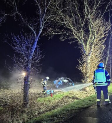 Unfall zwischen Schiffdorf und Bramel: 21-J&auml;hriger stirbt in E-Auto
