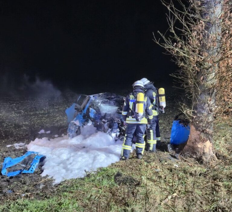 Unfall zwischen Schiffdorf und Bramel: 21-Jähriger stirbt in E-Auto