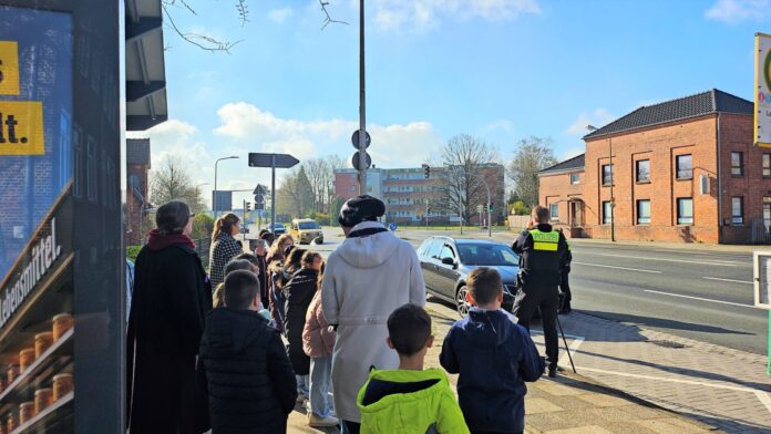 Verkehrskontrollen im Landkreis Cuxhaven: Kinder verteilen Bilder
