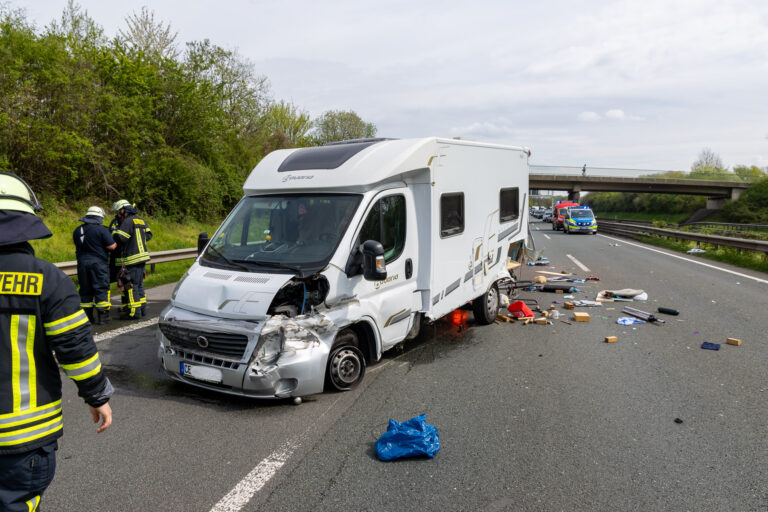Unfall auf der A2 bei Porta Westfalica: Wohnmobil kracht in Leitplanke