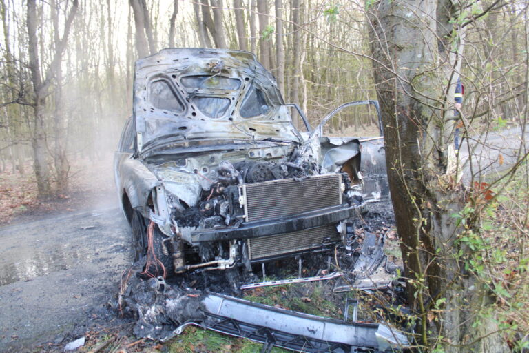Unfallflucht in Rahden-Wehe: Brennendes Auto ohne Fahrer entdeckt