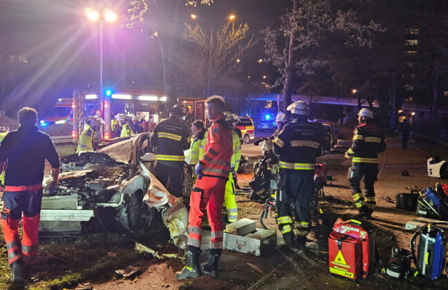 Unfall auf der Quiddestra&szlig;e: Beifahrer aus Jaguar geschleudert