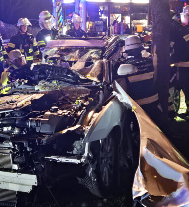 Unfall auf der Quiddestraße in München: Beifahrer aus Jaguar geschleudert