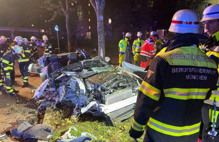 Unfall auf der Quiddestraße in München: Beifahrer aus Jaguar geschleudert