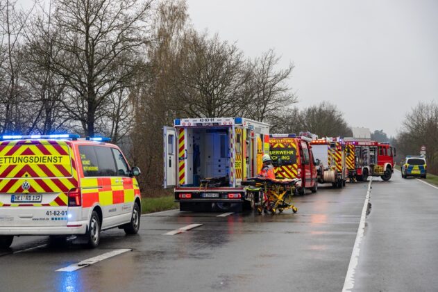 Unfall auf der Bundesstraße 205 bei Rickling: Lkw-Fahrer schwer eingeklemmt