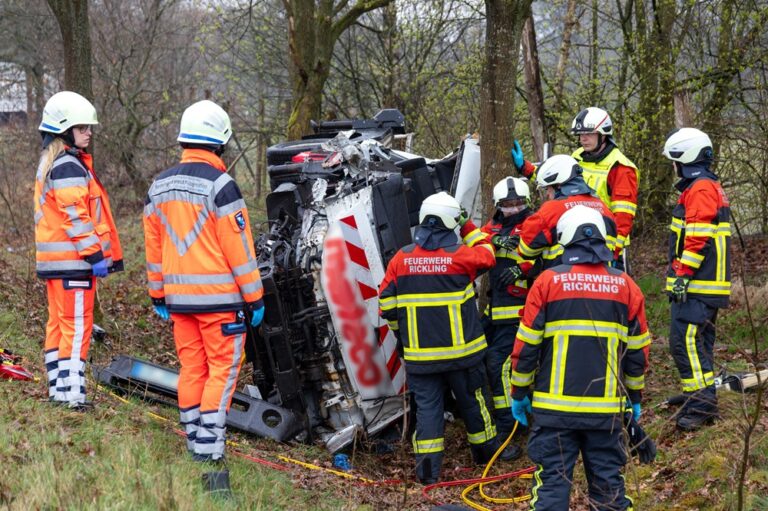 Unfall auf der Bundesstraße 205 bei Rickling: Lkw-Fahrer schwer eingeklemmt