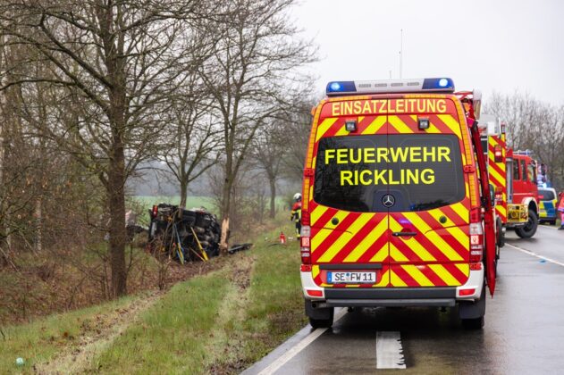 Unfall auf der Bundesstraße 205 bei Rickling: Lkw-Fahrer schwer eingeklemmt