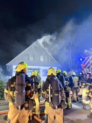 Großfeuer in Alveslohe: Zwei Wohnhäuser nach Brand unbewohnbar