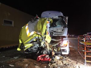 Lkw-Unfall auf der A1 bei Brinkum: Fahrer im Führerhaus eingeklemmt