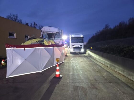 Lkw-Unglück auf der A9 bei Dittersdorf: Tödliche Kollision am Morgen