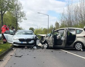Unfall auf der A1 bei Wildeshausen: Fahrer rettet sich aus Waldstück