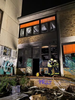 Großbrand in Erkrath: Leerstehendes Gebäude in Vollbrand