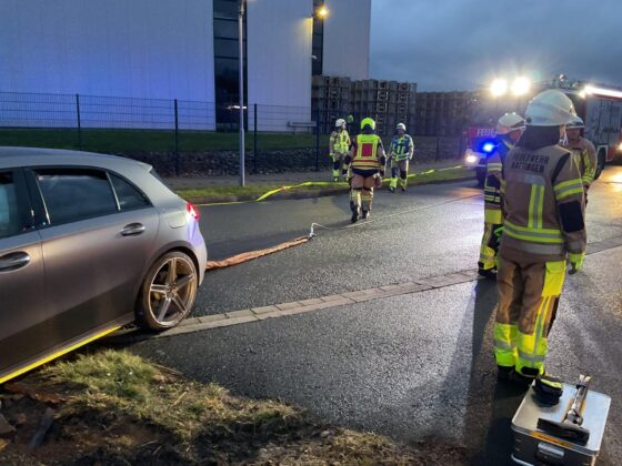 Unfall auf der Ruhrallee in Hattingen: Mercedes kracht gegen historische Kohlenlore