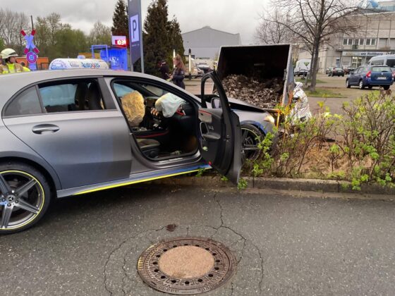 Unfall auf der Ruhrallee in Hattingen: Mercedes kracht gegen historische Kohlenlore