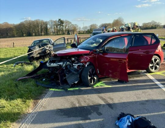 Unfall auf der Rhader Stra&szlig;e in Marbeck: Frontalkollision fordert vier Verletzte