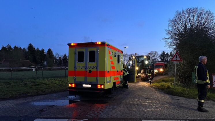 Bergung eines Notarztwagens in Wiesens: NEF versinkt im Waldweg