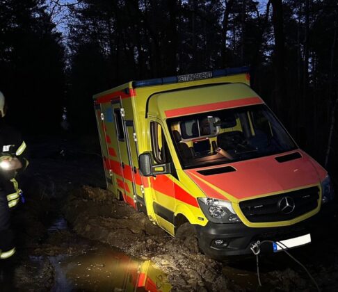 Bergung eines Notarztwagens in Wiesens: NEF versinkt im Waldweg