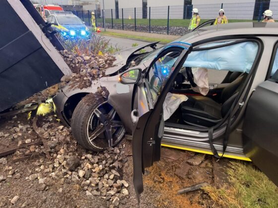 Unfall auf der Ruhrallee: Mercedes kracht gegen historische Kohlenlore