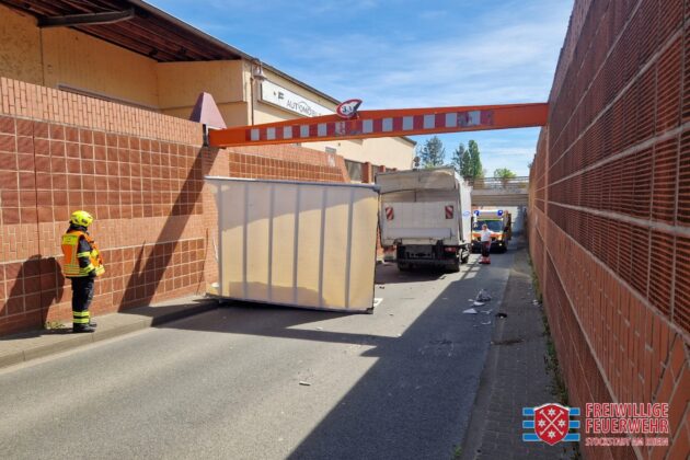 LKW-Unfall an der Unterführung in Stockstadt: Brücke gerammt