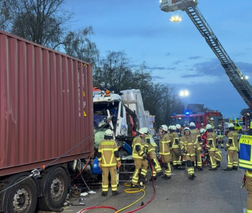 Lkw-Unfall auf der A1 bei Brinkum: Fahrer im Führerhaus eingeklemmt