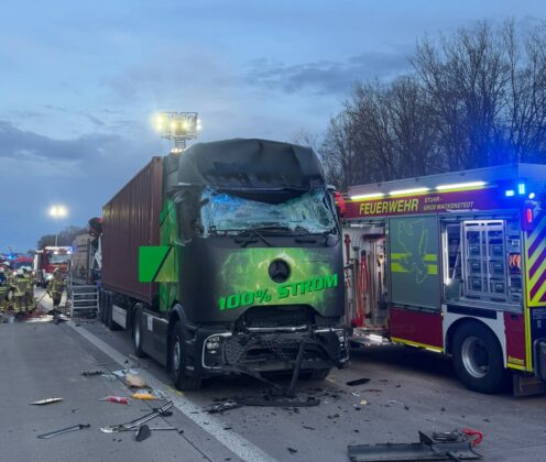 Lkw-Unfall auf der A1 bei Brinkum: Fahrer im F&uuml;hrerhaus eingeklemmt