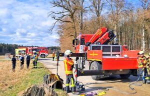 Bergung eines Notarztwagens in Wiesens: NEF versinkt im Waldweg